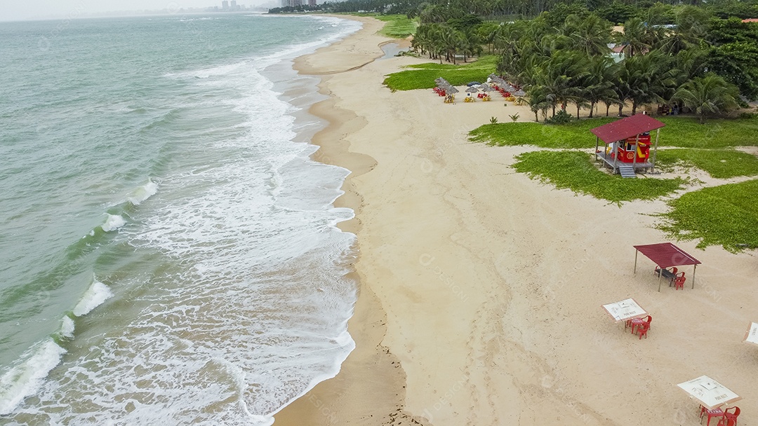 Linda paisagem de uma praia deserta