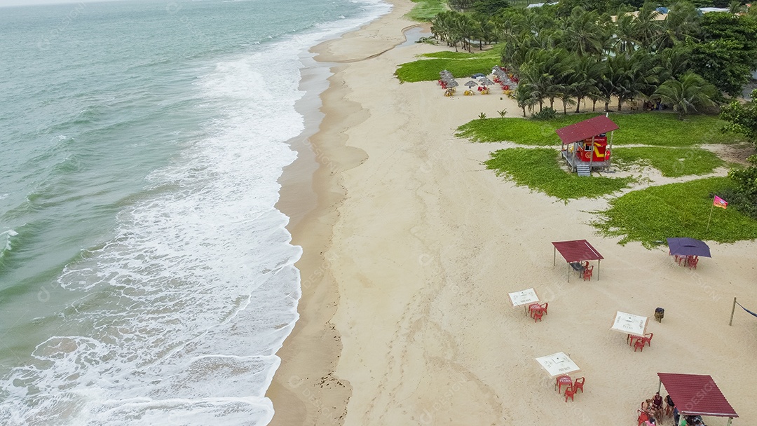 Linda paisagem de uma praia deserta