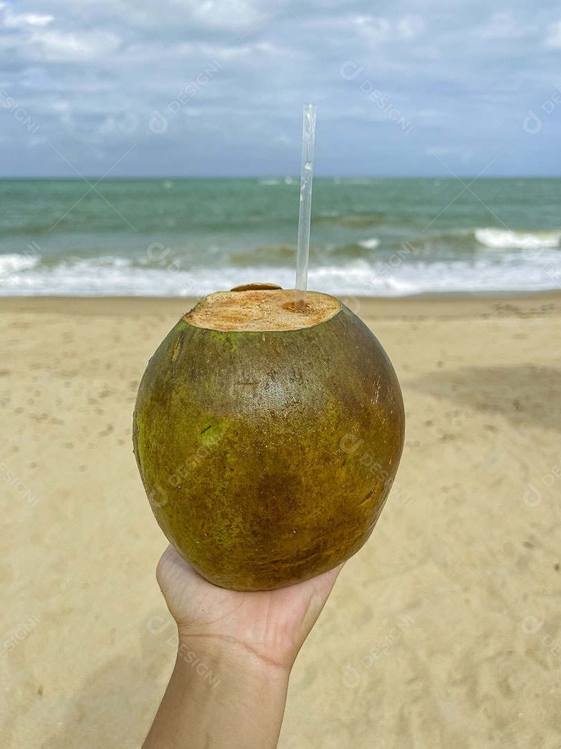 Mãos de pessoa segurando coco