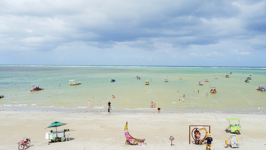 Linda paisagem de uma praia pessoas curtindo verão