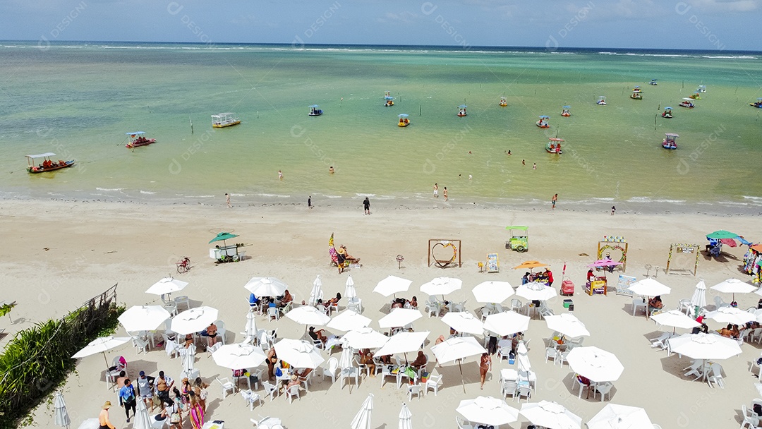 Linda paisagem de uma praia pessoas curtindo verão