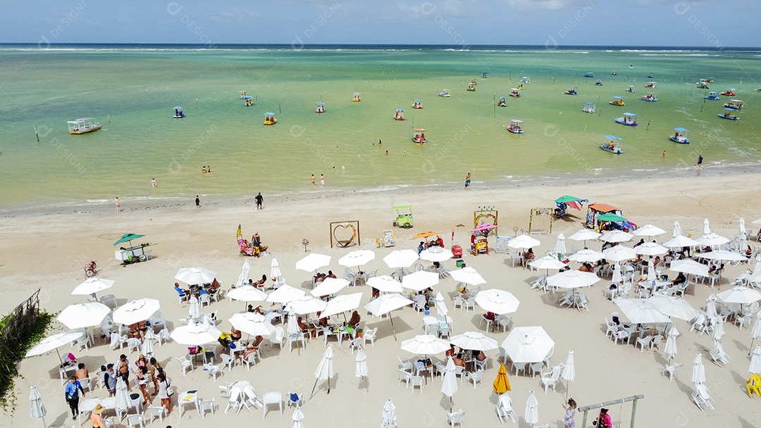 Linda paisagem de uma praia pessoas curtindo verão