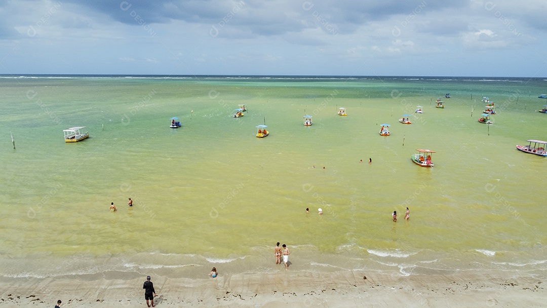 Linda paisagem de uma praia pessoas curtindo verão