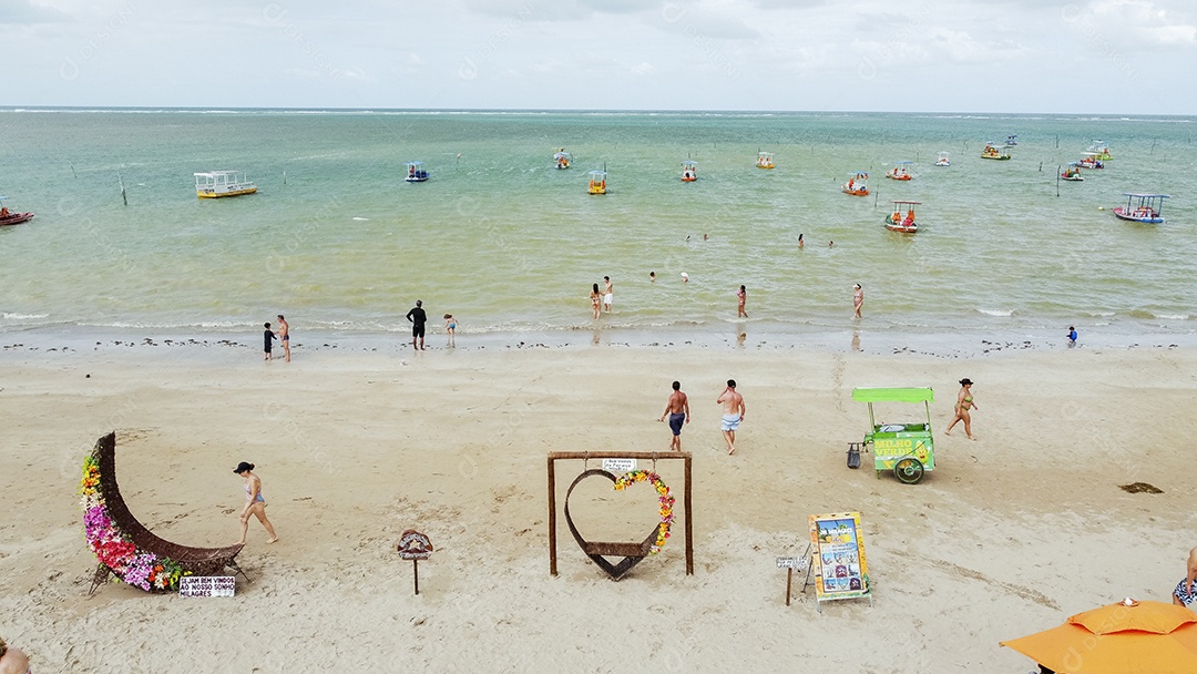 Linda paisagem de uma praia pessoas curtindo verão