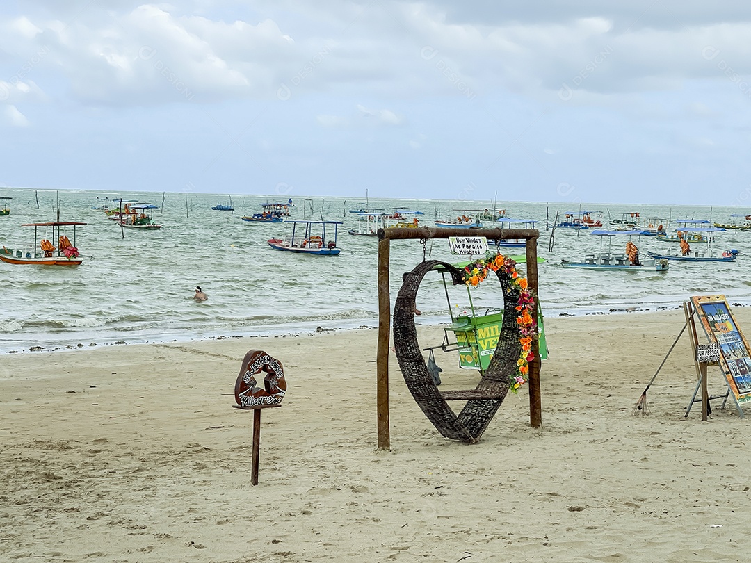 Linda paisagem de uma praia deserta