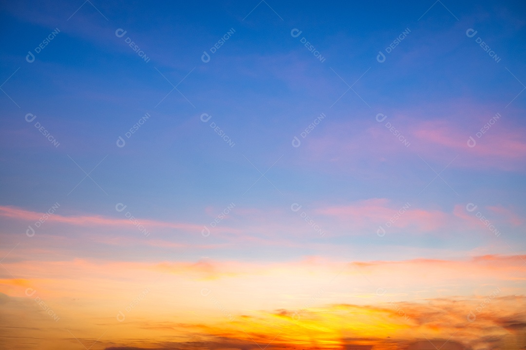 Lindo céu azul contra pôr do sol