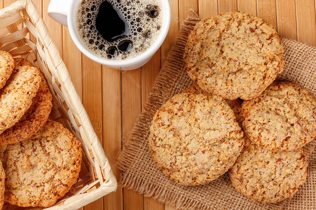 Biscoito caseiro de manteiga de amendoim assados na mesa de madeira