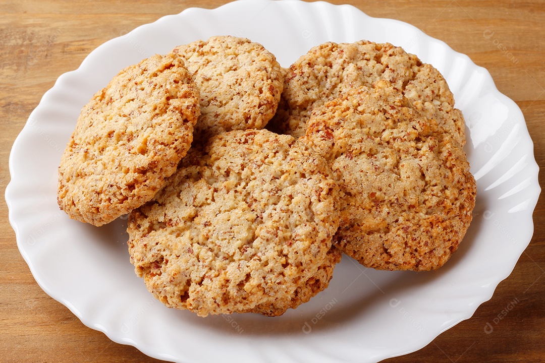 Biscoito caseiro de manteiga de amendoim assados na mesa de madeira