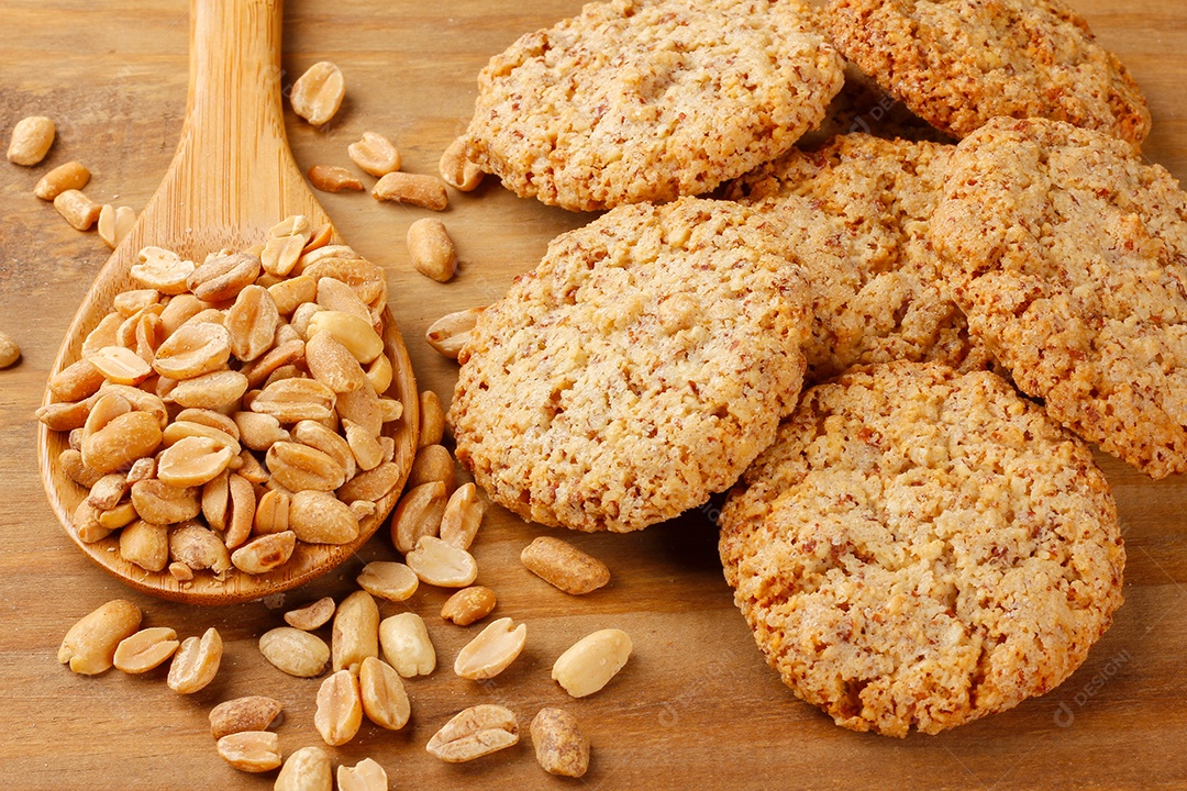 Biscoito caseiro de manteiga de amendoim assados na mesa de madeira