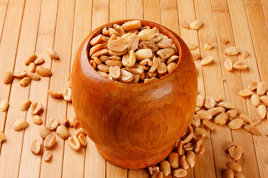 Pote de madeira com amendoim