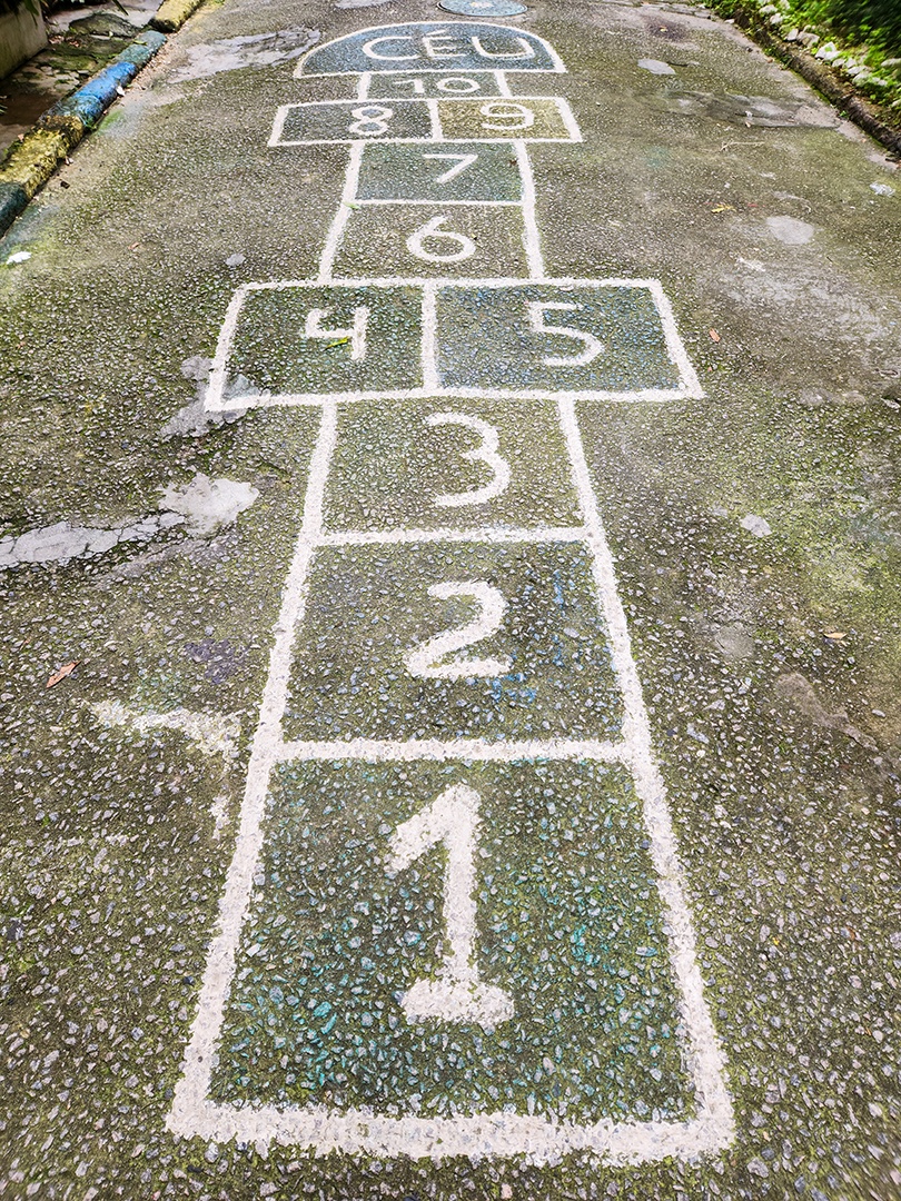 Jogo de amarelinha pintado no chão