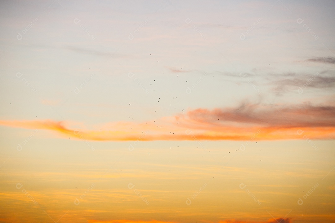Lindo céu colorido em um nascer do sol de outono
