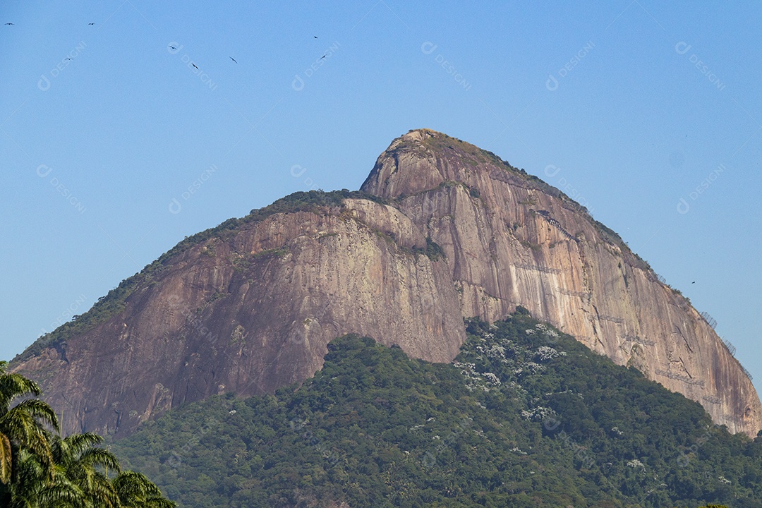 Morro dois irmãos sobre fundo de céu azul