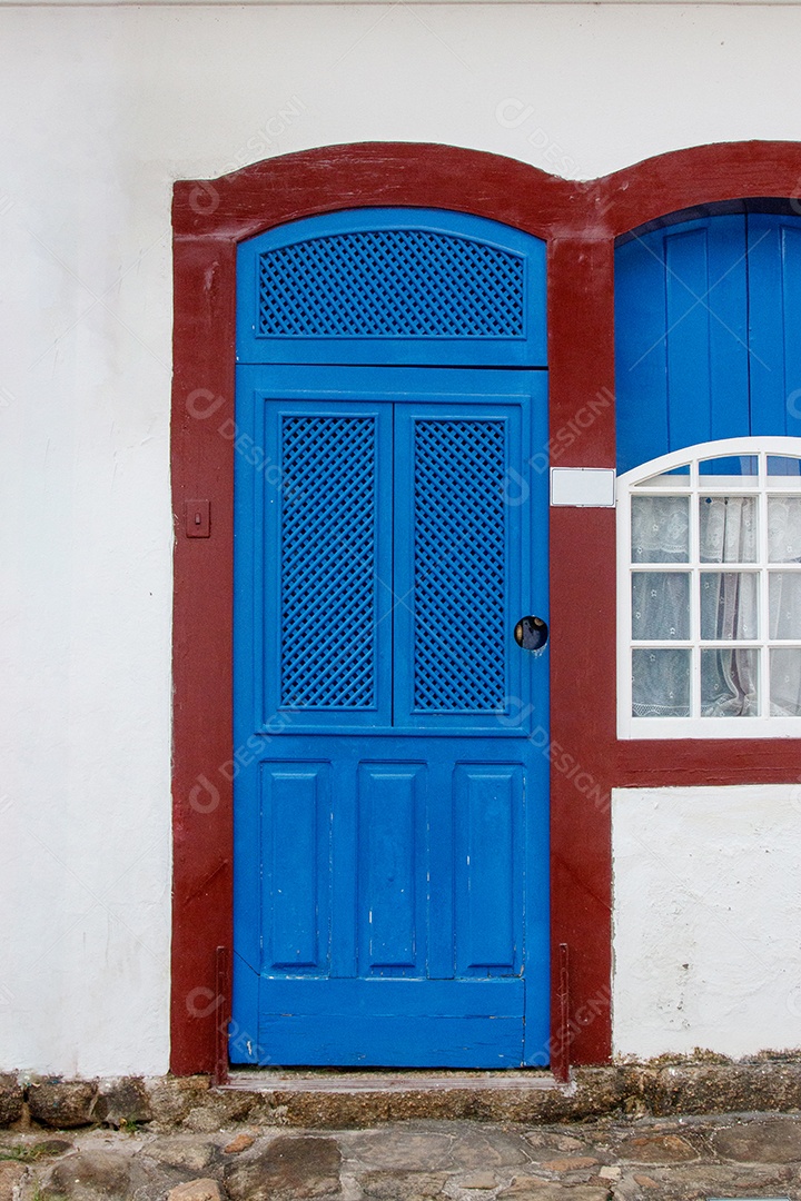 Portas e janelas de casarões na cidade de Paraty