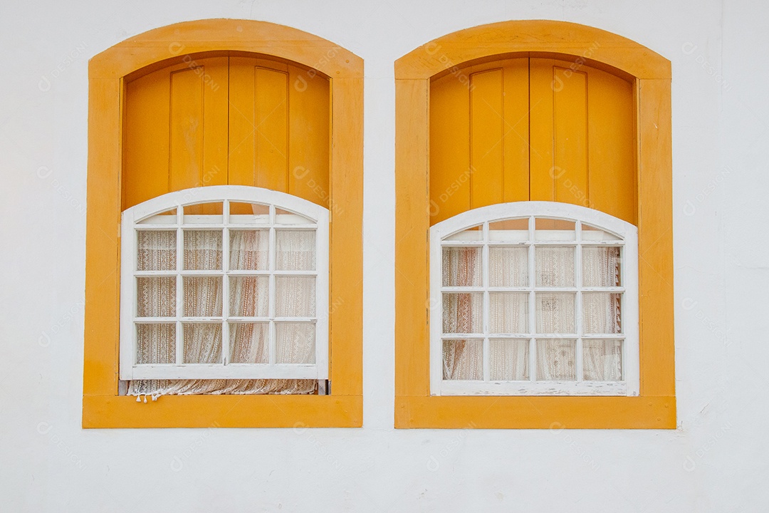 Portas e janelas de casarões na cidade de Paraty