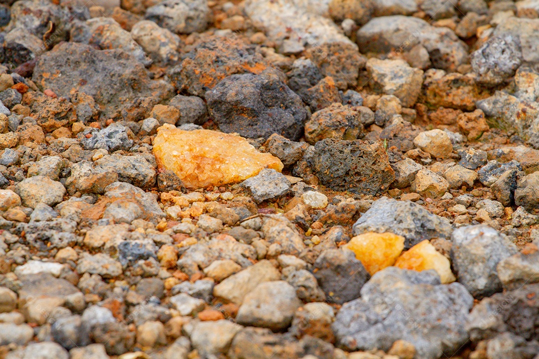 Pedras conhecidas como brita em uma estrada rural