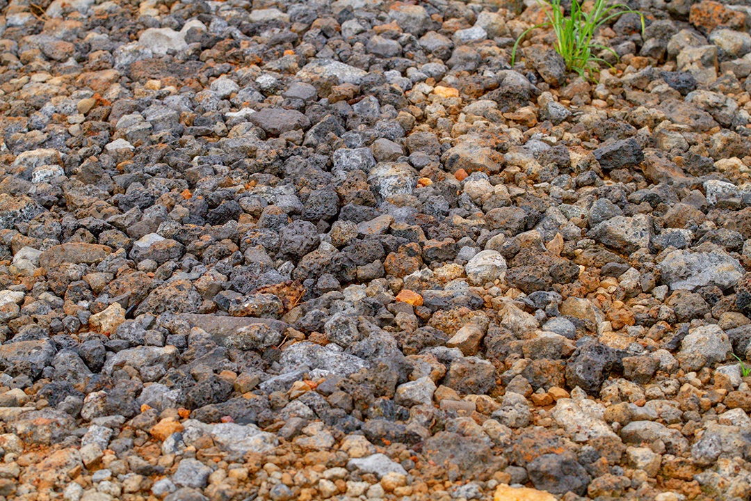 Pedras conhecidas como brita em uma estrada rural