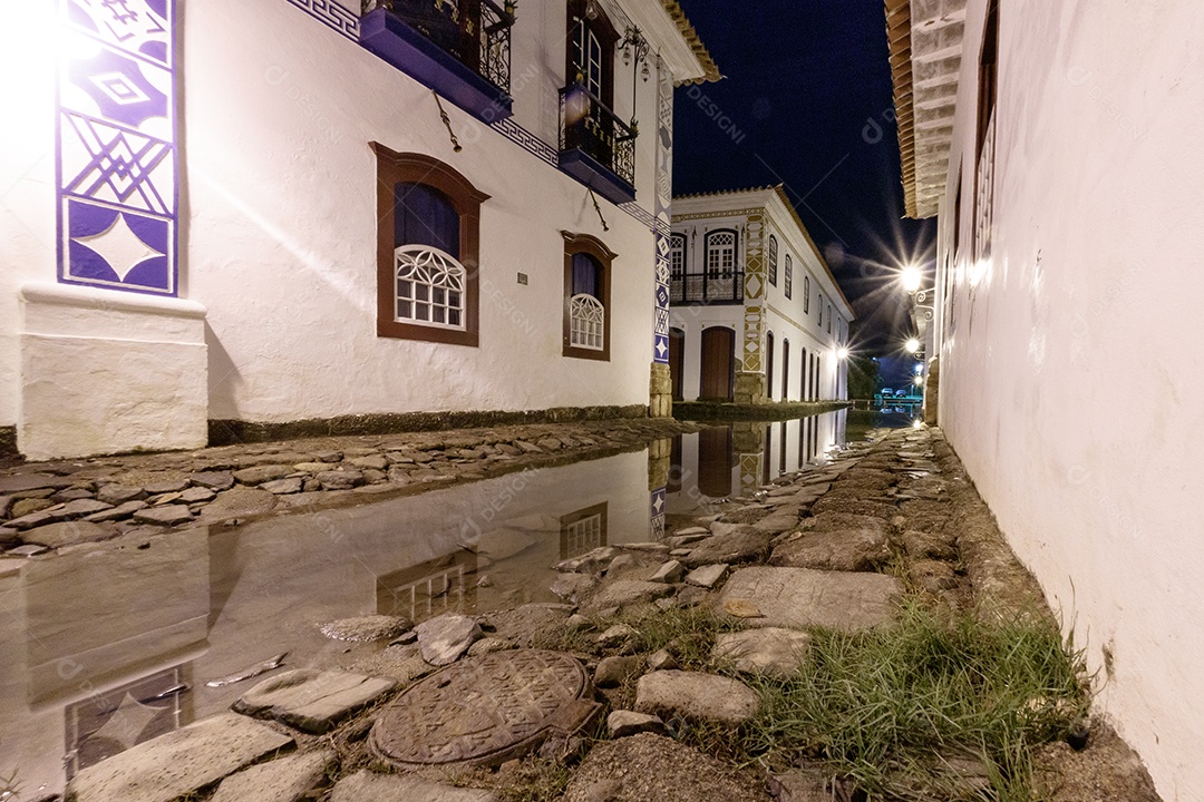 Ruas de Paraty com maré alta à noite
