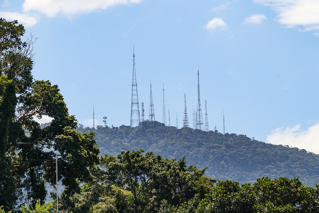 Antenas do Morro do Sumaré vistas da Lagoa Rodrigo de Freitas