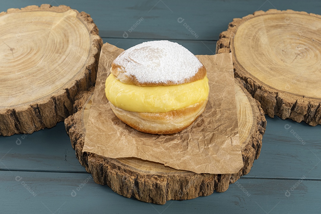 Donuts de creme sobre tábua de madeira