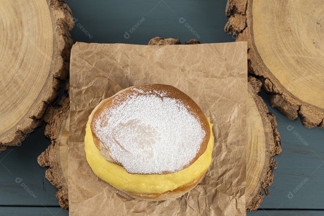 Donuts de creme sobre tábua de madeira