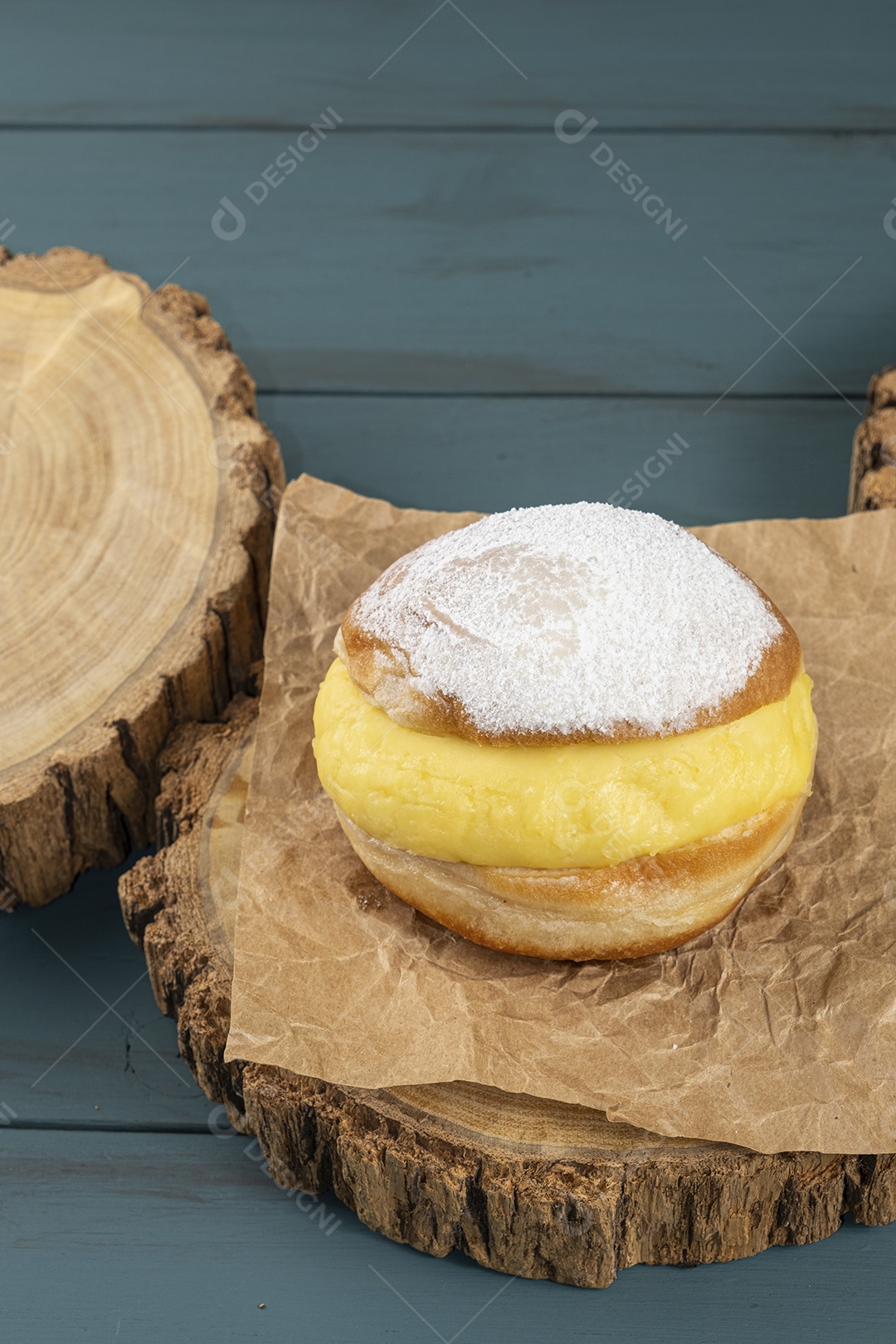 Donuts de creme sobre tábua de madeira