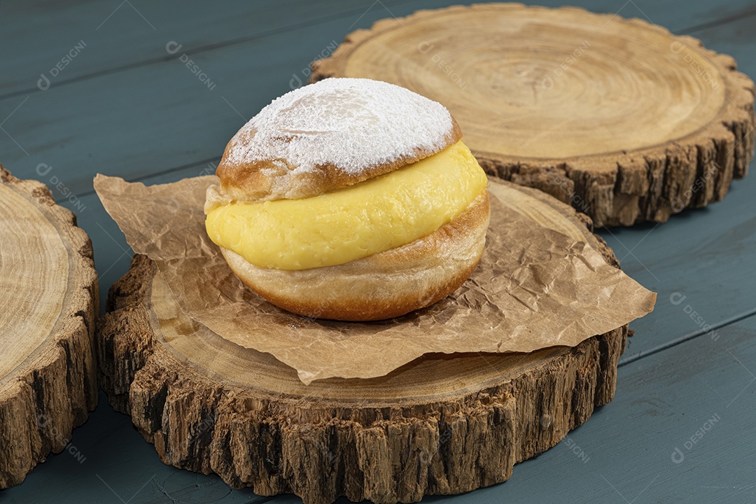 Donuts de creme sobre tábua de madeira