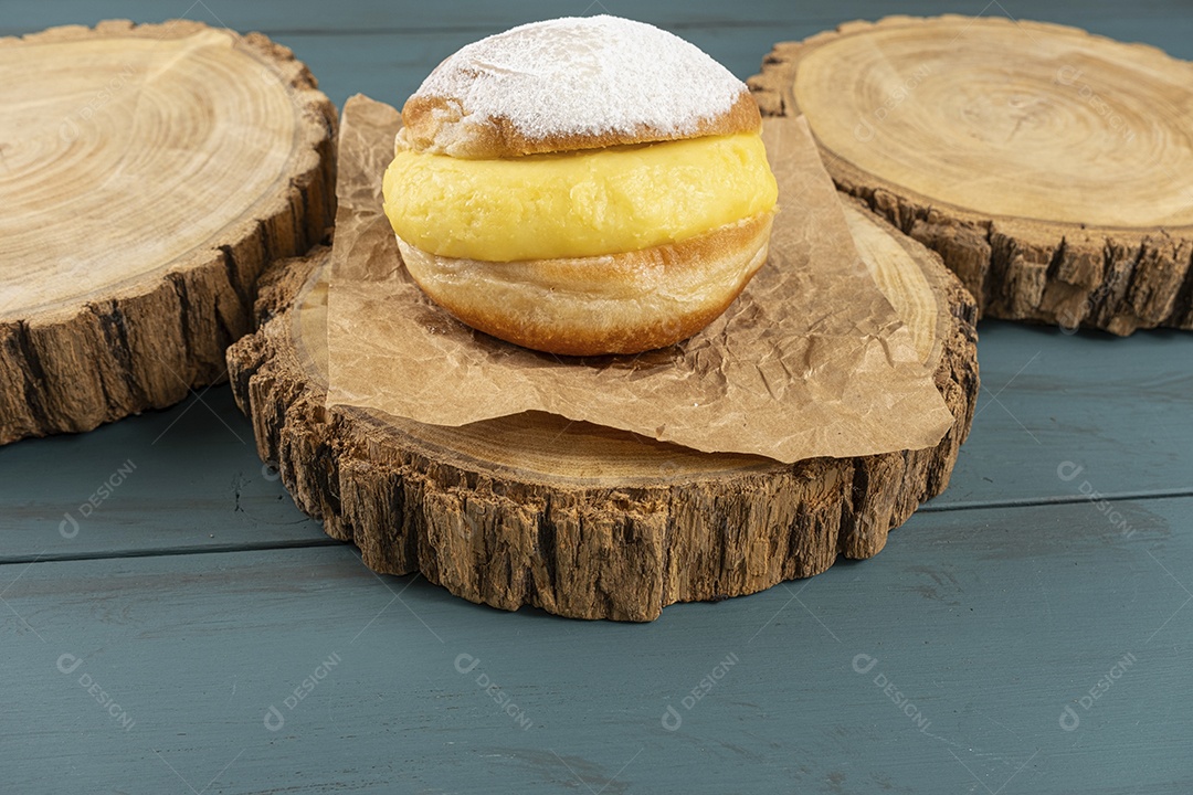 Donuts de creme sobre tábua de madeira