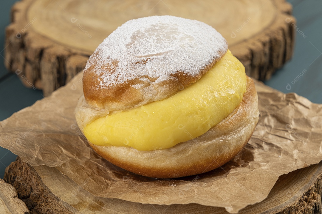 Doce sonho com creme sobre tábua de madeira