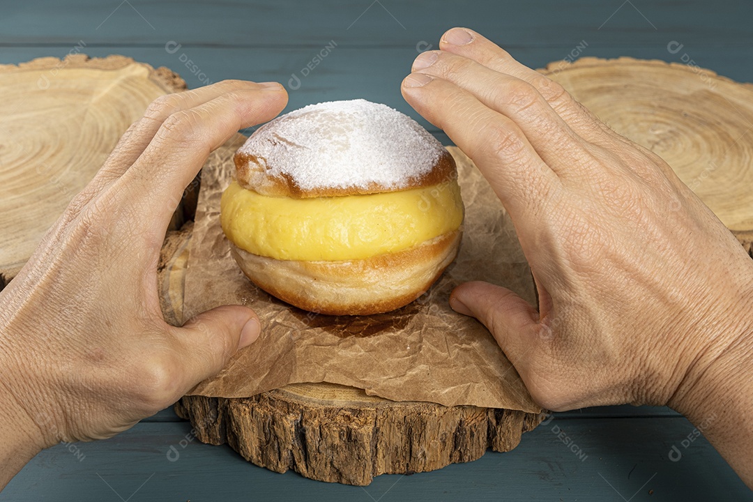 Doce sonho com creme sobre tábua de madeira