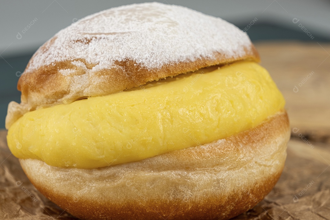 Doce sonho com creme sobre placa de madeira