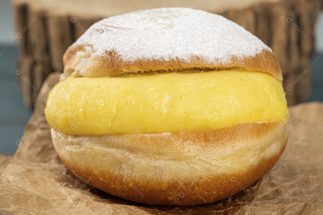 Doce sonho com creme sobre placa de madeira