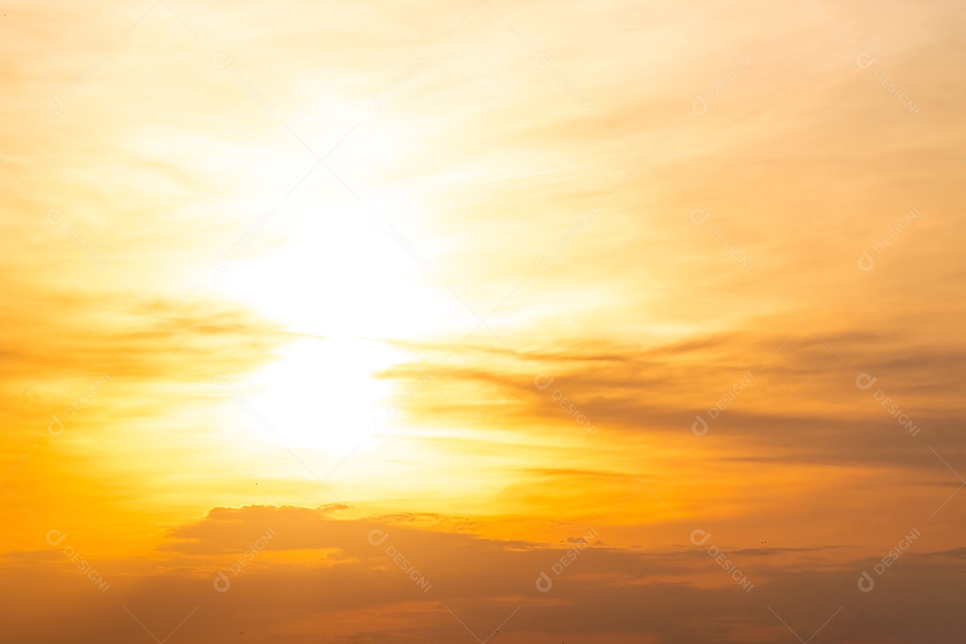 Sol com nuvens embaçada