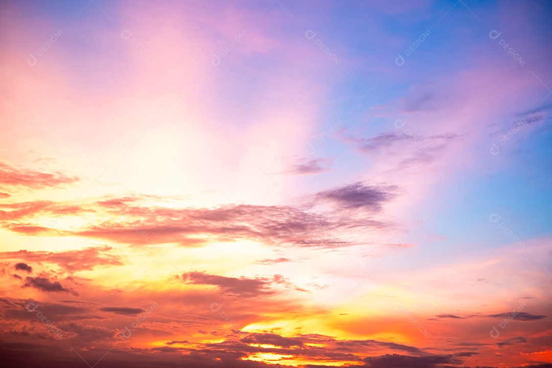 Lindas e luxuosas nuvens de ouro laranja com gradiente suave e luz solar no céu azul perfeito