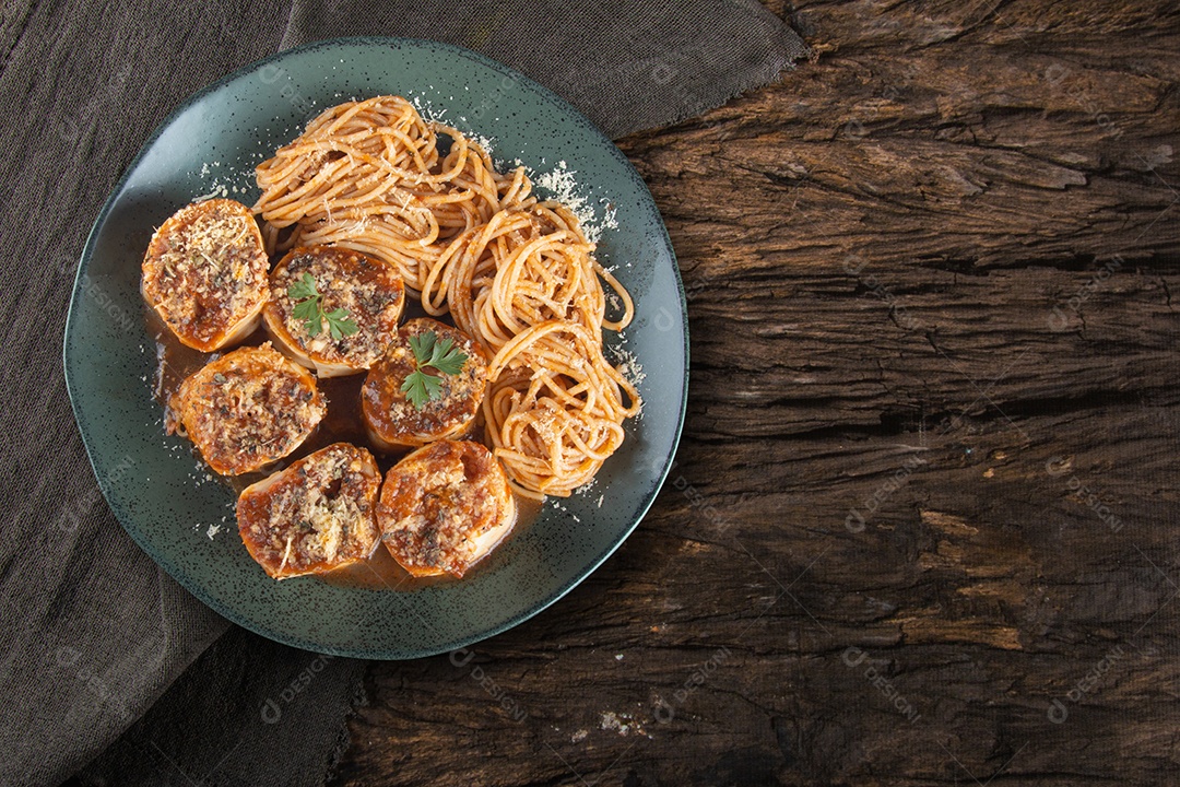 Prato com macarrão ao molho e queijo