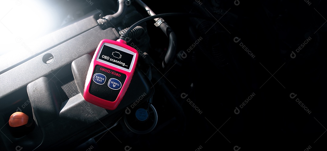 Ferramenta de scanner OBD2 no compartimento do motor