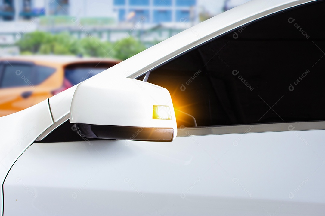 Sinal de mudança de direção no espelho lateral do carro