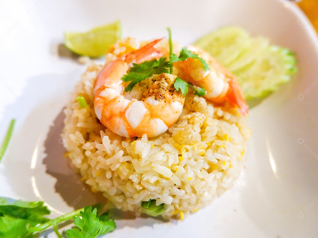 Arroz frito com camarão em um prato branco