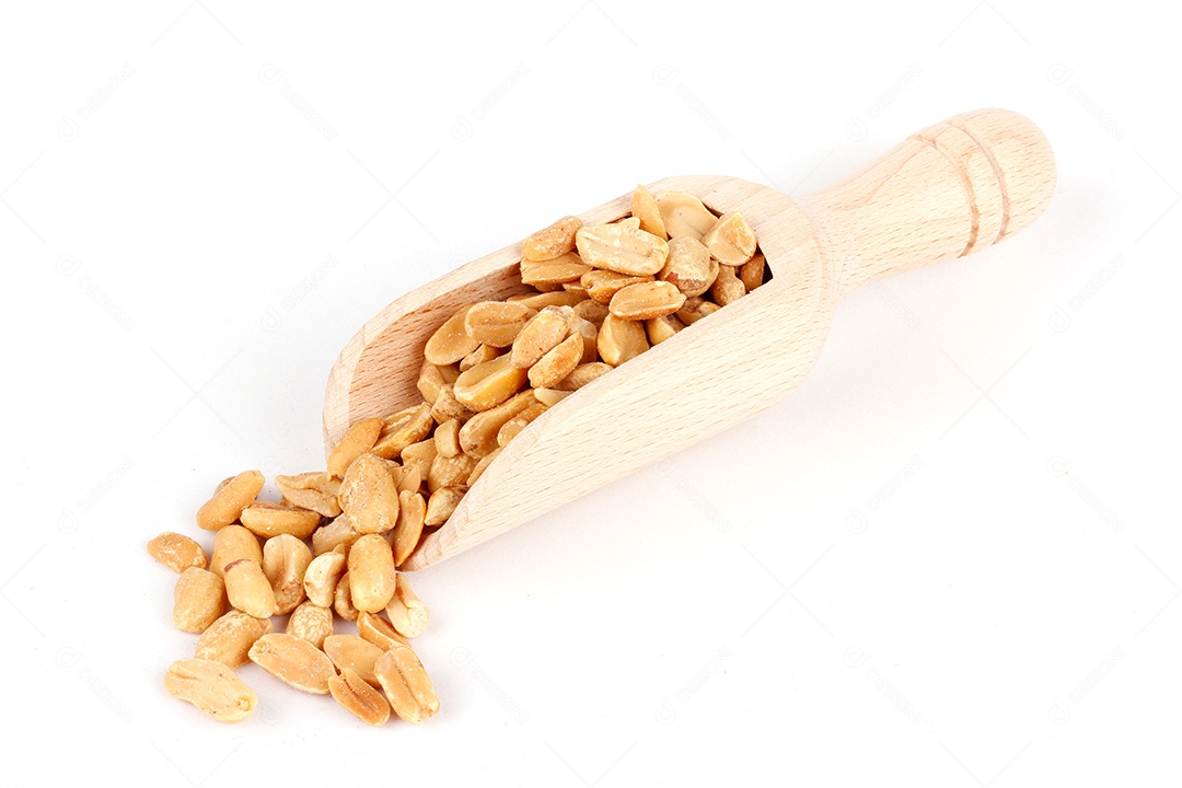 Amendoim torrado descascado em colher de pau isolado em fundo branco
