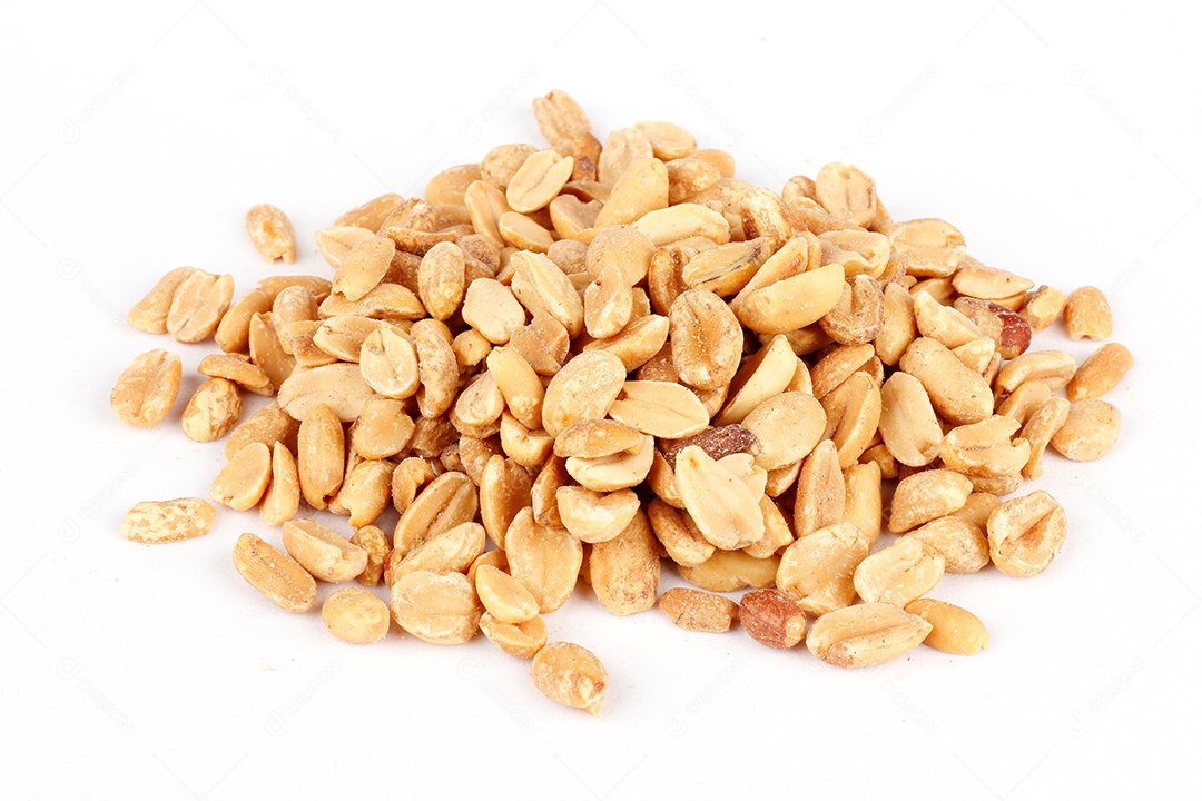 Amendoim torrado descascado isolada em fundo branco