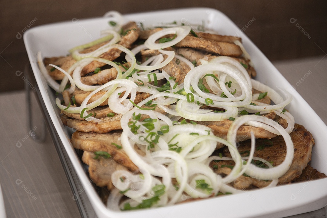 Banquete sobre uma mesa de almoço