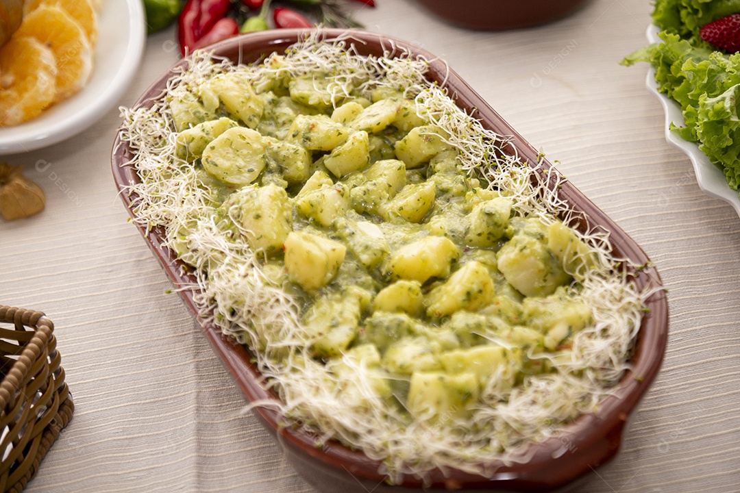 Nhoque sobre tigela em uma mesa de madeira