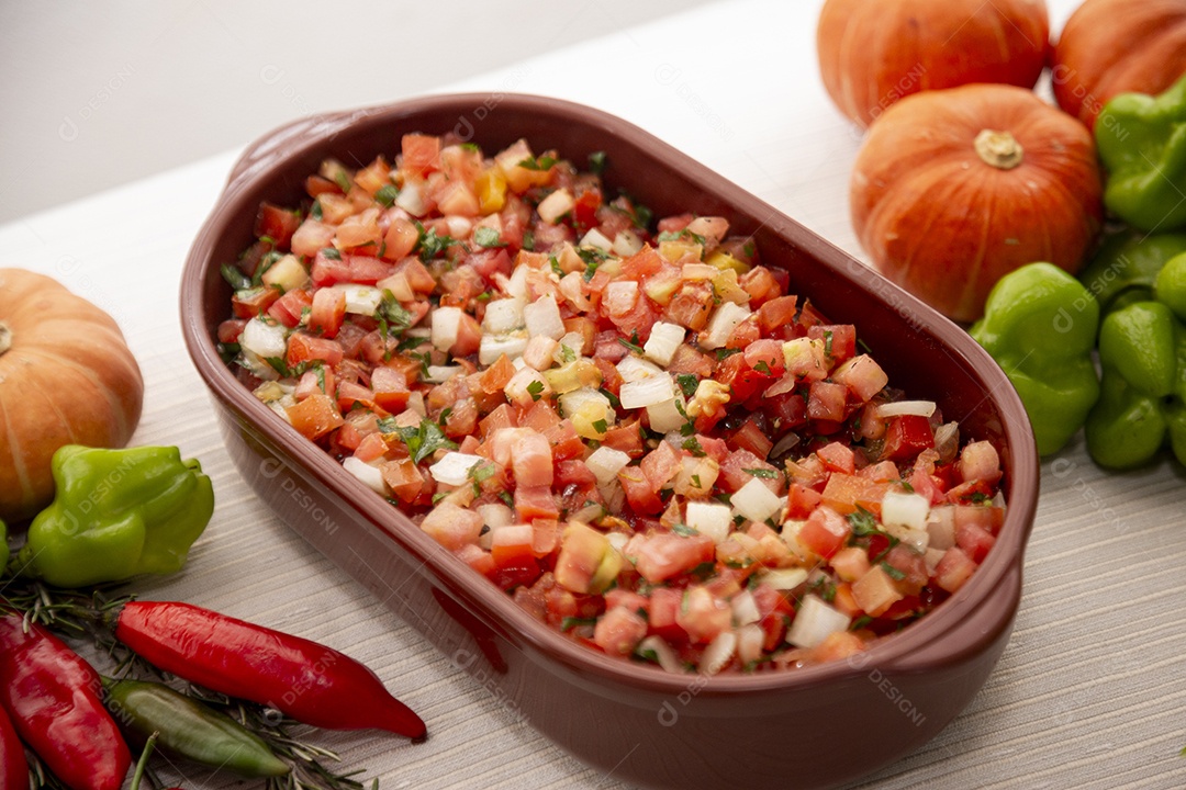 Salada sobre um prato em uma mesa