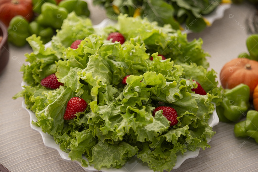 Salada sobre um prato em uma mesa