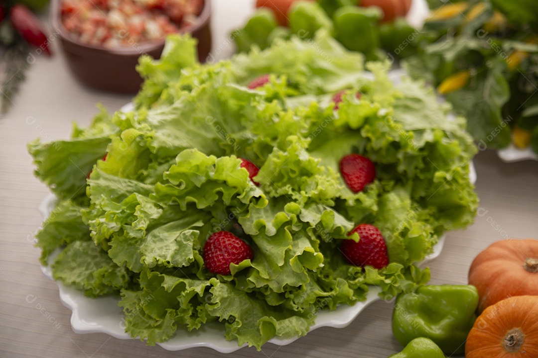 Salada sobre um prato em uma mesa