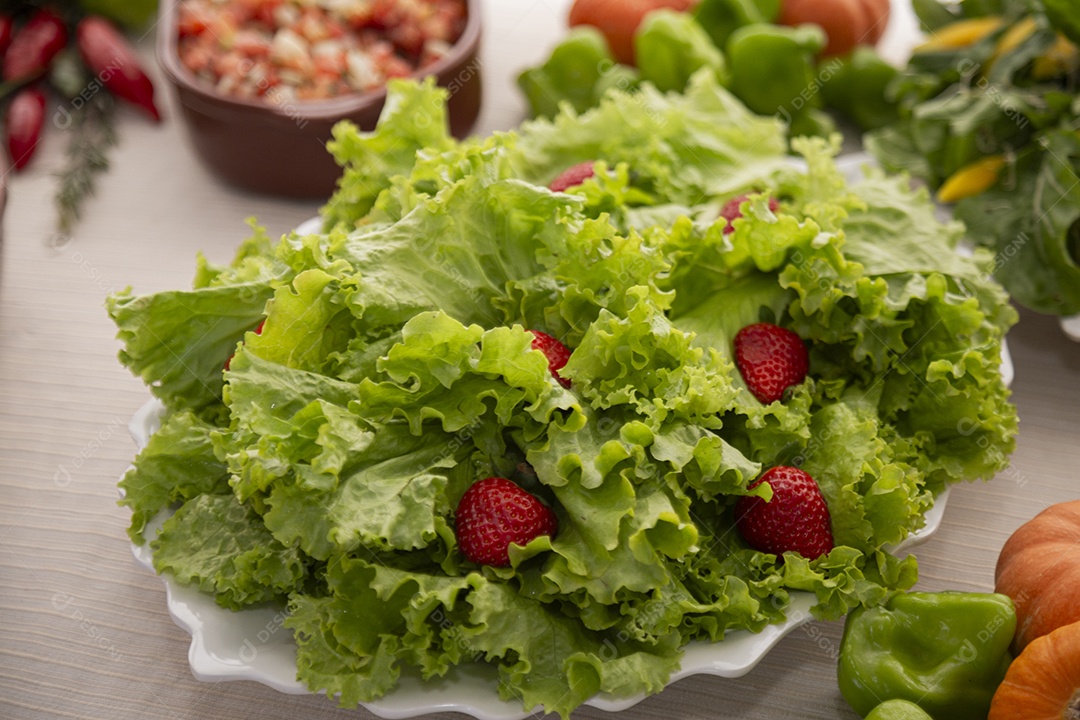 Salada sobre um prato em uma mesa