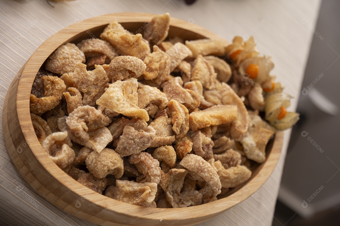 Torresmos sobre uma tigela