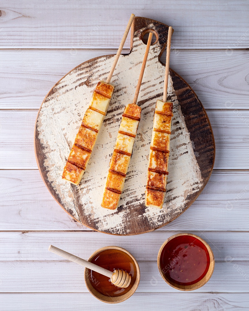 Queijo grelhado delicioso com molho ao lado