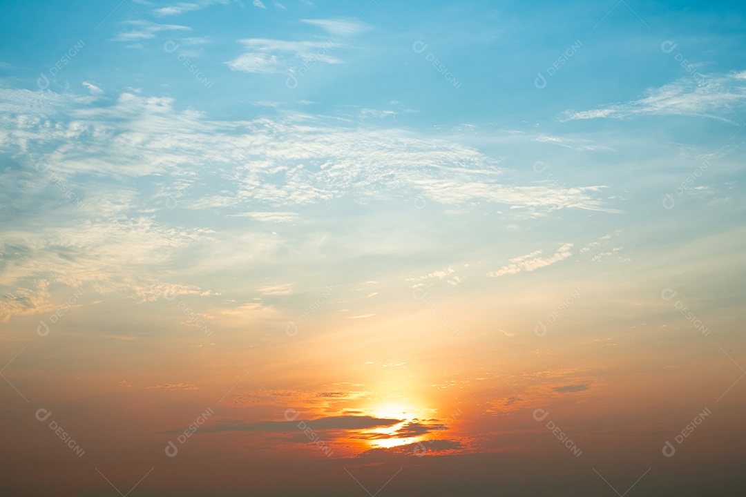 Céu com nuvens em um céu