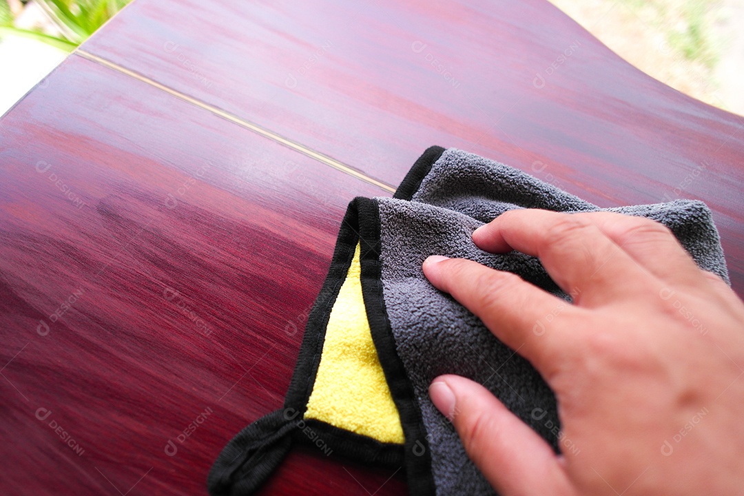 Mão humana limpando um violão com um pano